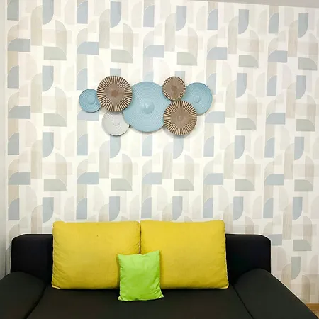 Lägenhet Prime - Modern 2 Bedroom Family With Balcony & Parking Included *