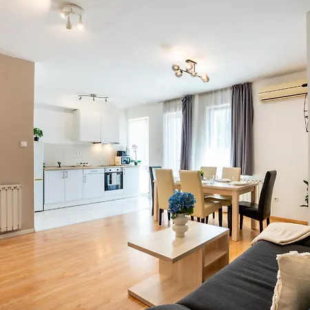 Prime - Modern 2 Bedroom Family With Balcony & Parking Included Διαμέρισμα Βουδαπέστη