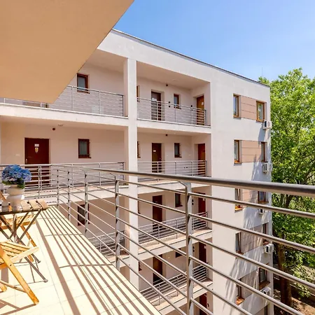 Apartment Prime - Modern 2 Bedroom Family With Balcony & Parking Included *