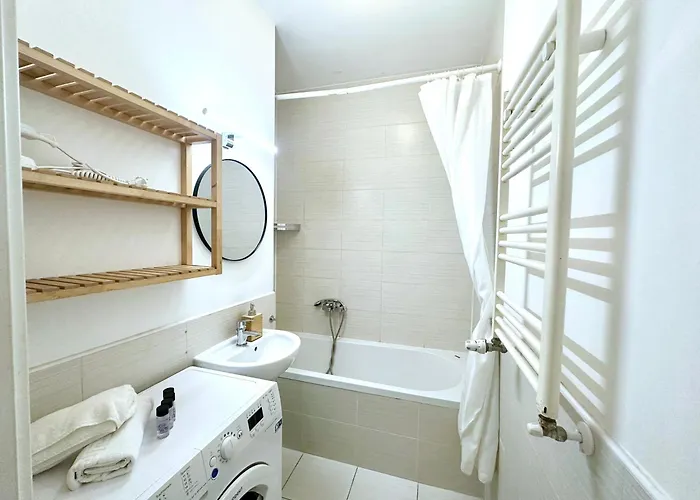 Prime - Modern 2 Bedroom Family With Balcony & Parking Included *