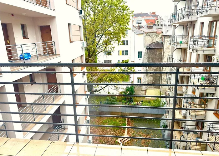 Daire Prime - Modern 2 Bedroom Family With Balcony & Parking Included